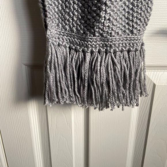 Grey hand knit tassel scarf - Picture 2 of 4